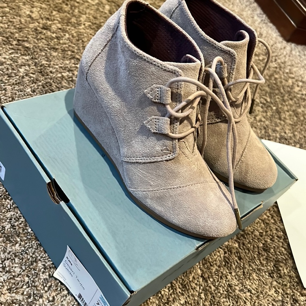 Tom’s suede size 7.5